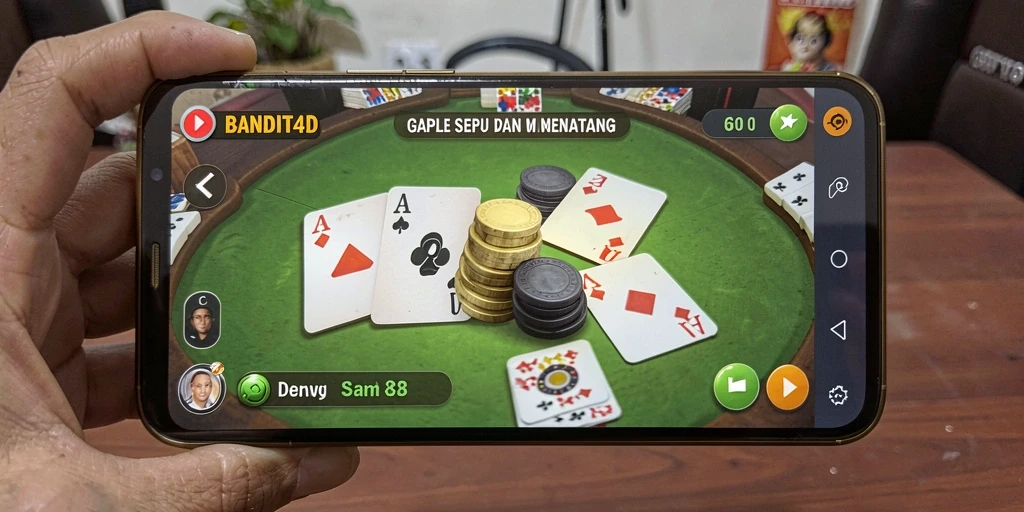 Screenshot utama BANDIT4D menampilkan gameplay seru Gaple dengan pemain yang berinteraksi.